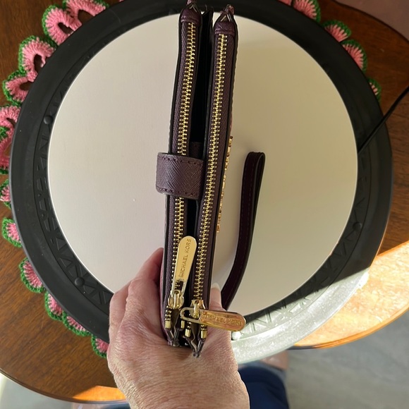 Michael Kors  NWOT  Spacious wristletwallet  burgundy/pink floral   gold tone HW - Picture 10 of 16
